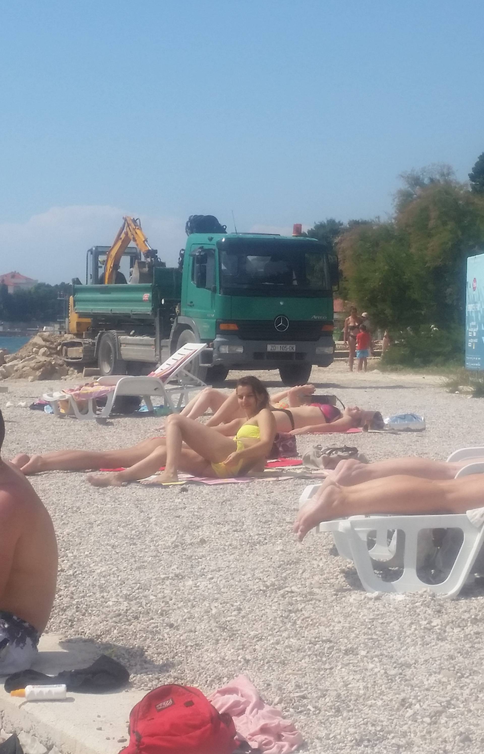 Umjesto šuma mora, turisti su na plaži slušali brujanje bagera