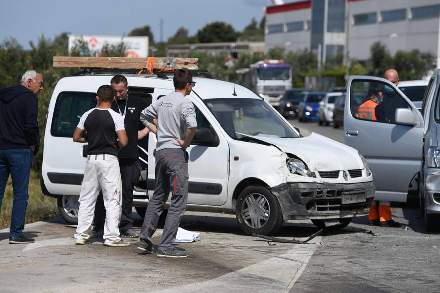 Šibenik: U prometnoj nesreći sudjelovalo nekoliko vozila i hitna pomoć