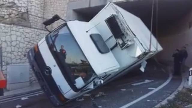 Izvlače ga van: Prevrnuo se kamion u tunelu u Dubrovniku