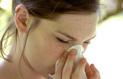 Prirodni načini odčepljivanja nosa: Pomažu para od češnjaka, oblozi, ali i položaj spavanja