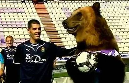 Medvjed u dresu trenirao s nogometašima Valladolida!