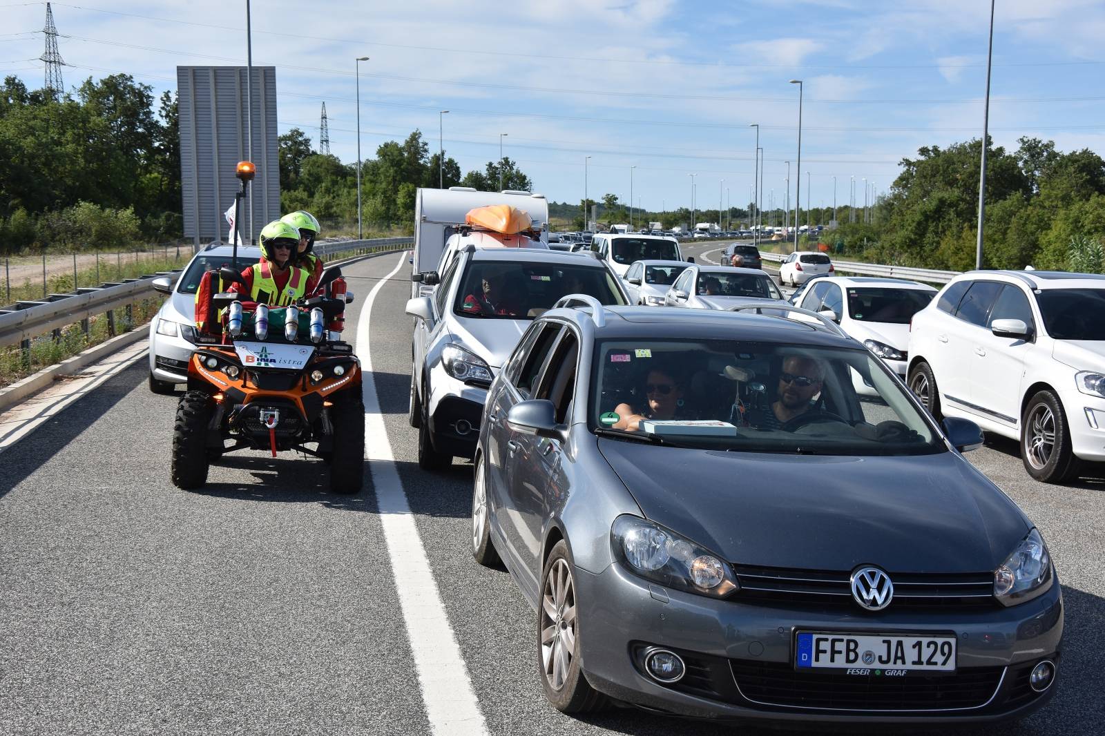 Buje: Volonteri Crvenog kriÅ¾a turistima na Ipsilonu dijele vodu