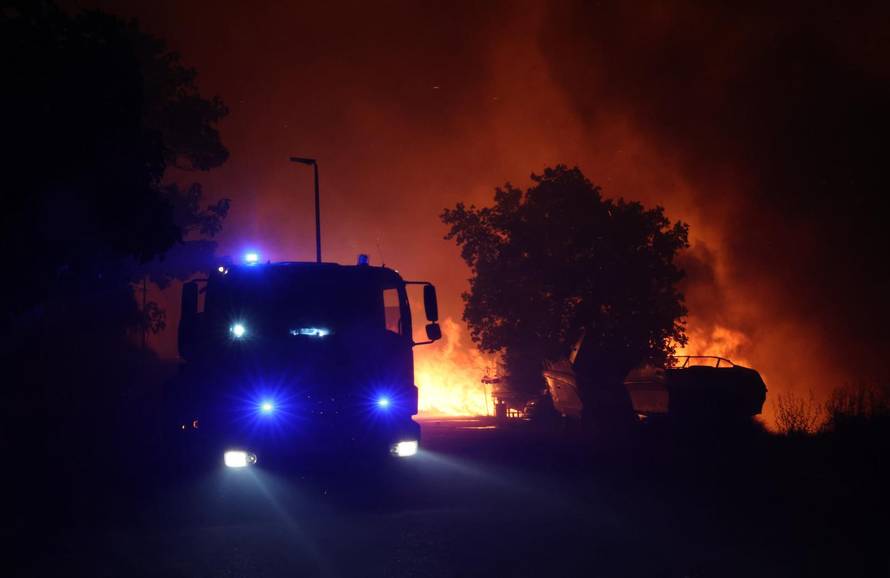 Požar kod Omiša: Zatvorena magistrala,gore automobili i brodovi 