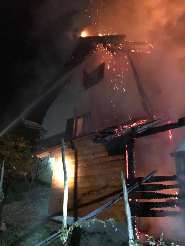 Vatrogasci satima gasili požar na vikendici u Jastrebarskom