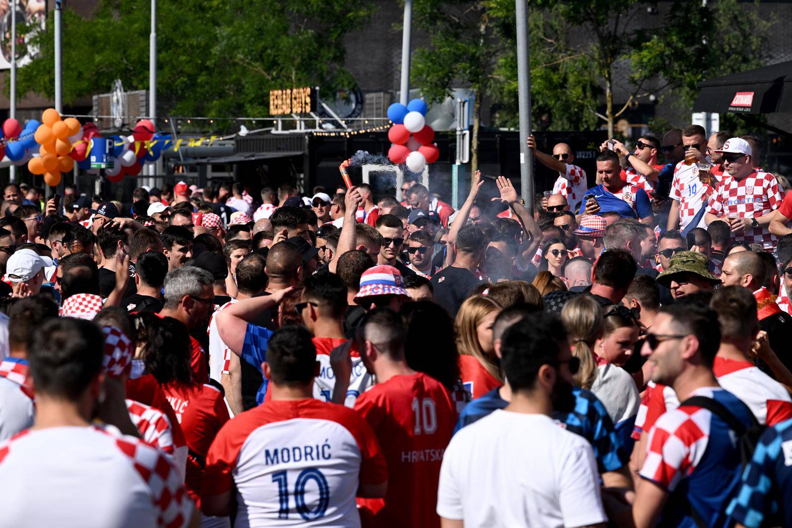 Rotterdam: Navijači ispred stadiona uoči utakmice Hrvatske i Nizozemske