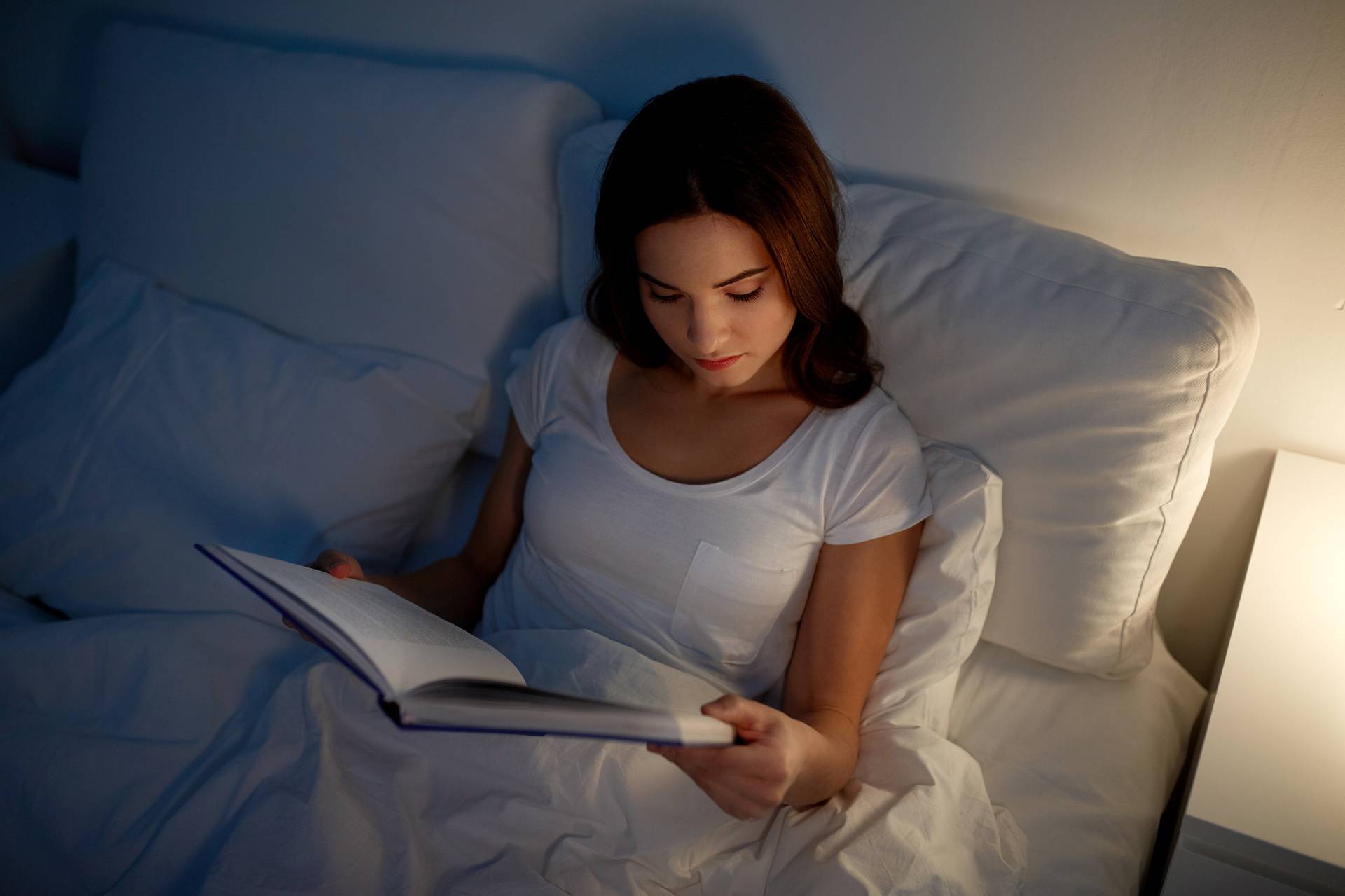Nemojte to raditi: Čitanje knjiga se ne preporučuje u krevetu