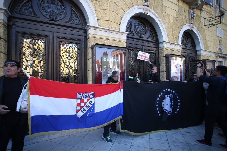 Policija izbacila HSP-ovce koji su ometali Frljićevu predstavu