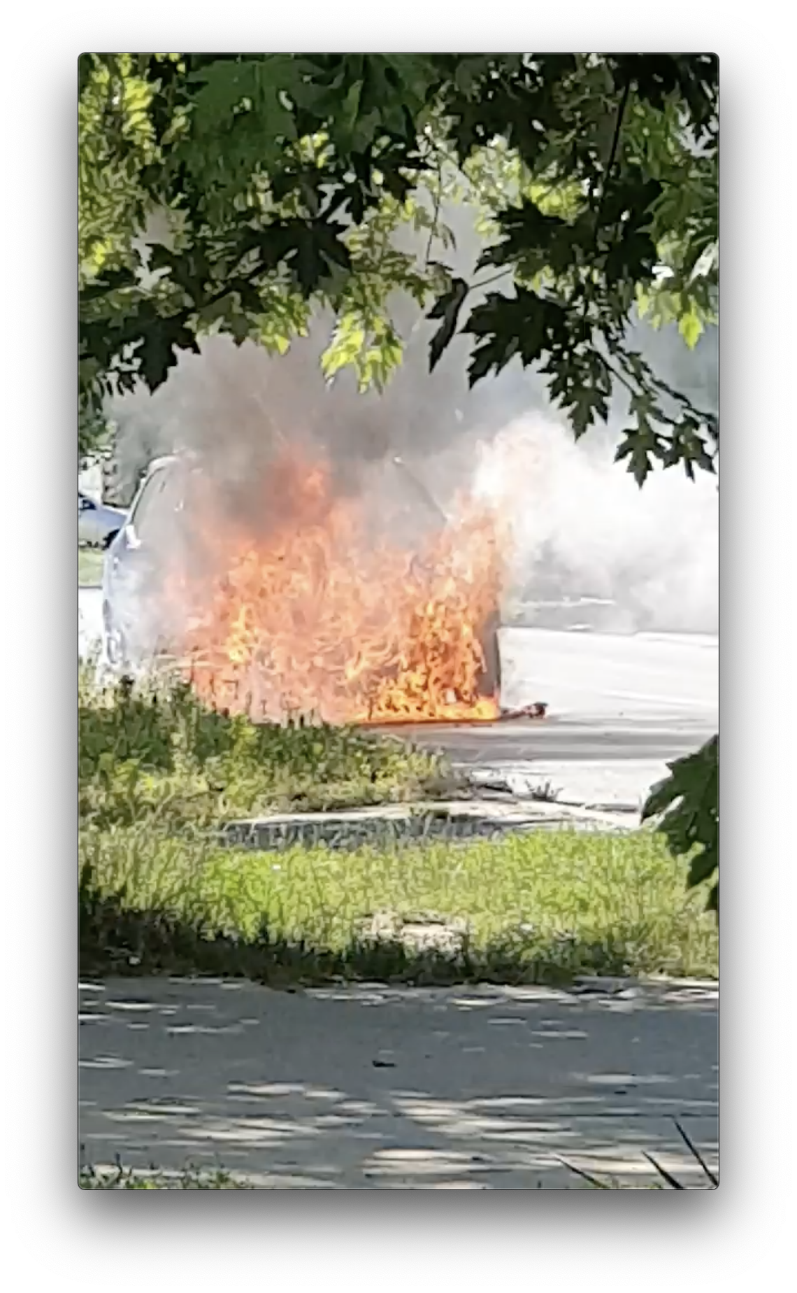 Đakovo: Auto mu se zapalio u vožnji, vozač je uspio pobjeći