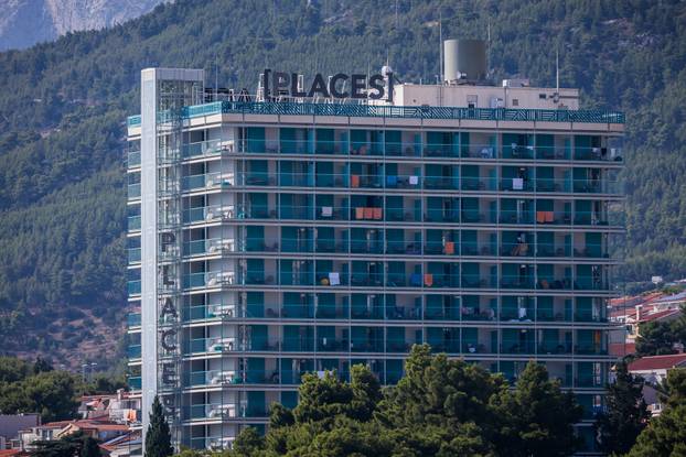 Makarska:  Gužva na glavnoj plaži u Makarskoj