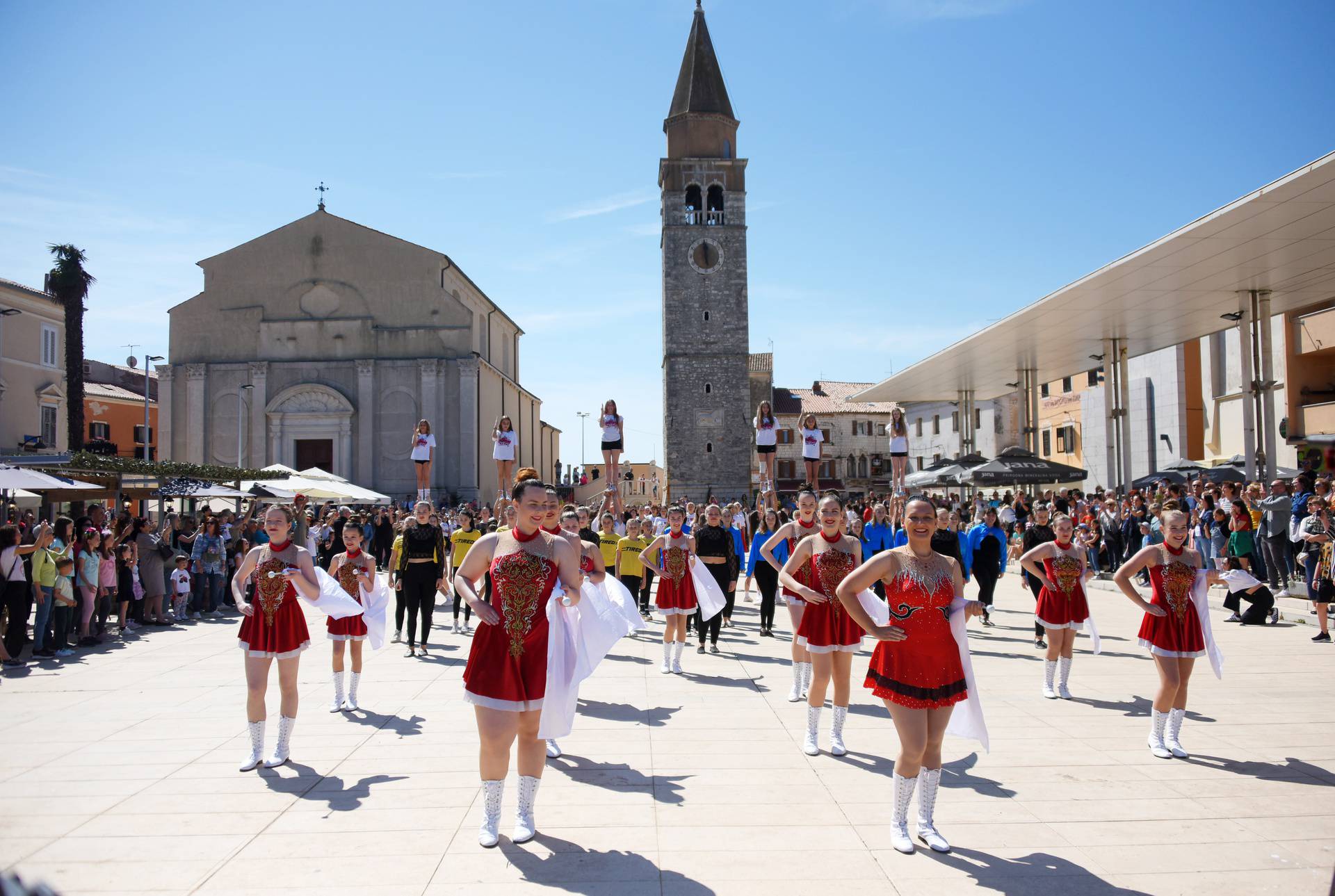 Umag plesao u Rim Tim Tagi Dim ritmu