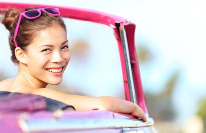 Lijepe i opasne: Polovica žena se redovito šminka za volanom