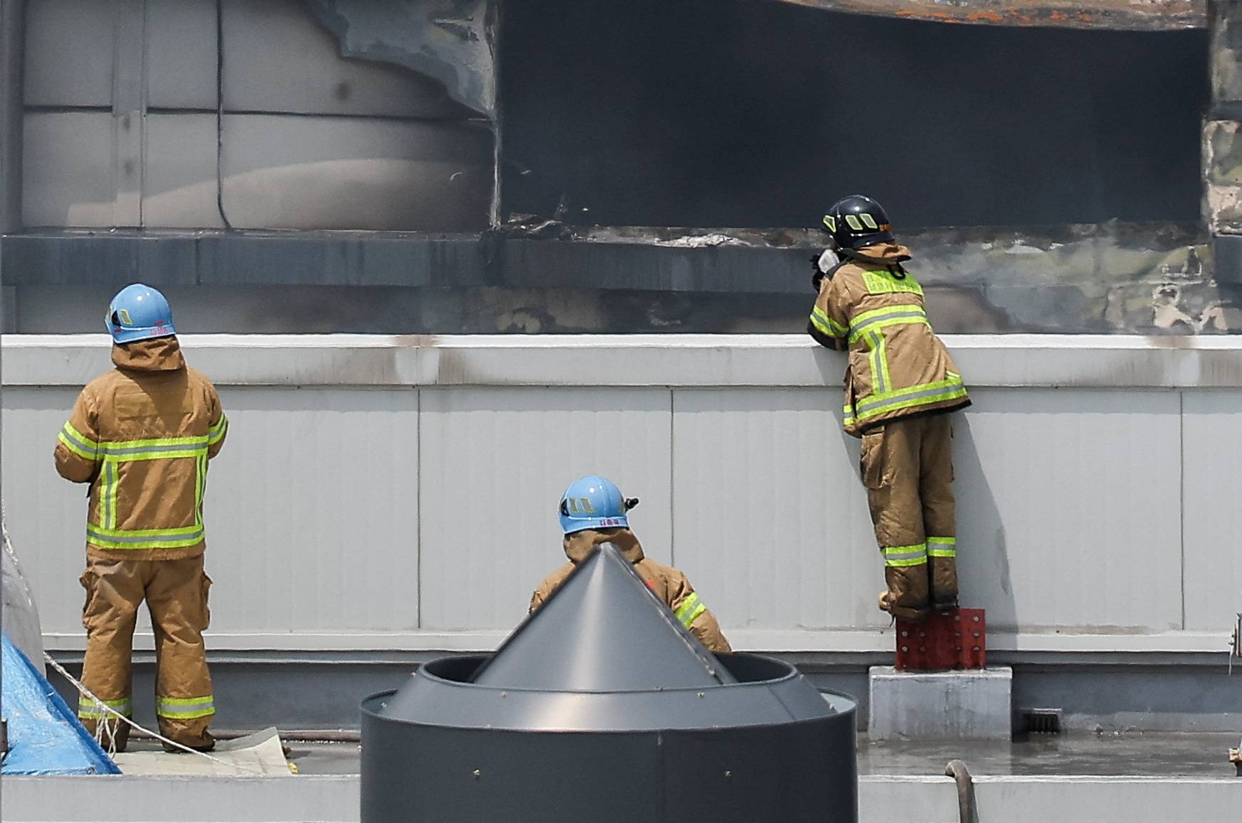 Fire at a lithium battery factory, in Hwaseong