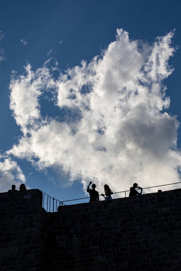 Sunčan dan u Dubrovniku posjetitelji iskoristili za odmor ili obilazak znamenitosti