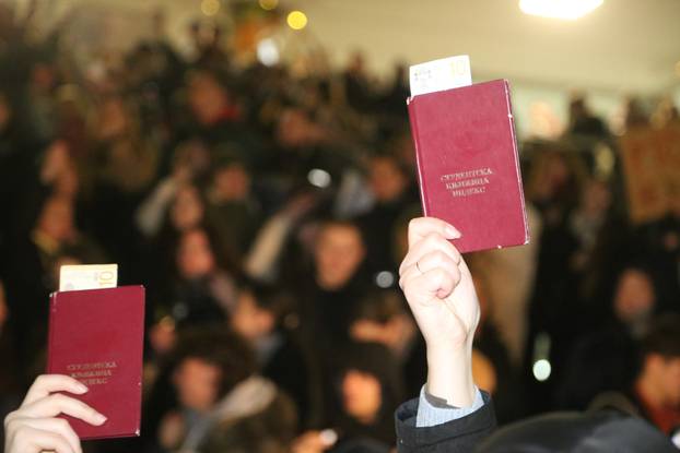 Beograd: Ispred zgrade Radio Televizije Srbije (RTS) studenti  prave buku za vrijeme  Dnevnika RTS-a