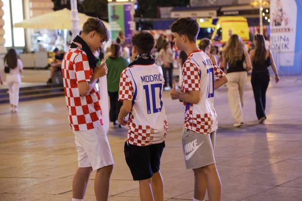 Zagreb: Navijači se okupljaju na Trgu uoči početka utakmice Hrvatske i Gane