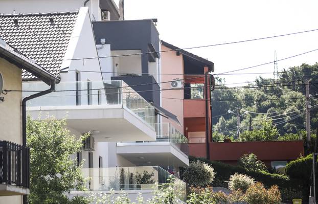 Zagreb: Policijski očevid još uvijek traje gdje su sinoć u ulici Črna voda ubijeni muškarac i žena