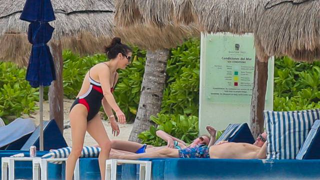 Catherine Zeta-Jones pokazala seksi liniju na plaži u Meksiku