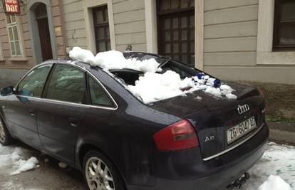 Karlovac: Snijeg pao s krova zgrade i uništio krov Audija