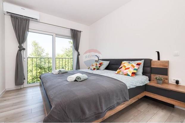 FOTO Pogledajte kuću koju su izgradili usred polja u Grbama: Stoji samo pola milijuna eura...