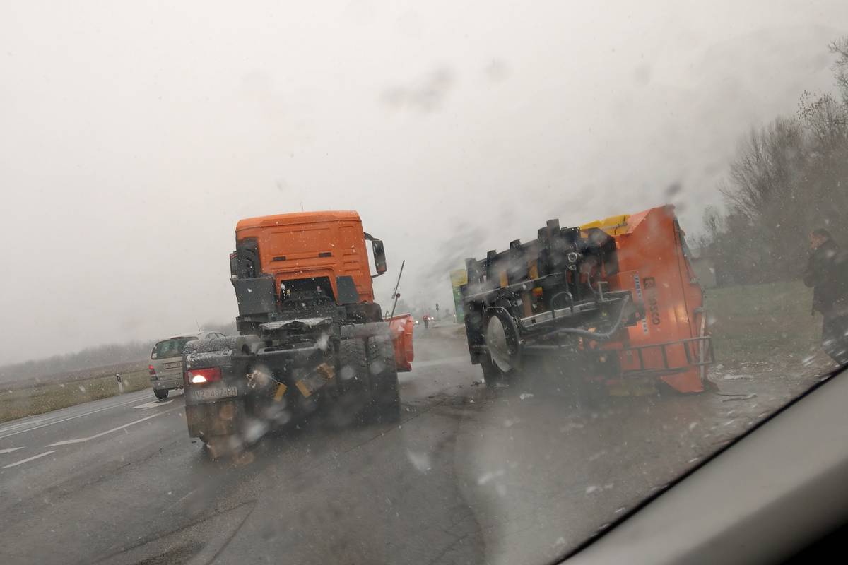 Nesreća u Varaždinu: Prevrnuo se kamion za posipavanje ceste