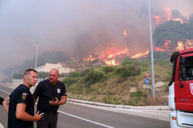 Buknuo veliki požar u Pisku, vatra došla do kuća
