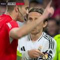 Modrić u nevjerici gledao suca. Pokazao mu je gdje je došao...