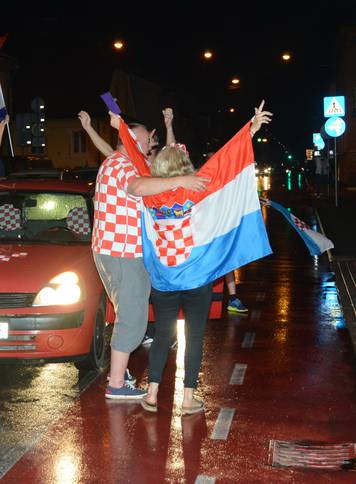 Sisak: Slavlje navijaÄa nakon pobjede Hrvatske protiv Engleske