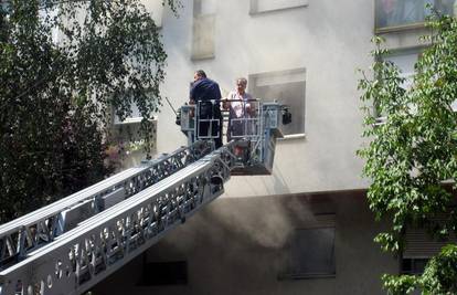 Planuo podrum, vatrogasci stanare izvlačili iz zgrade