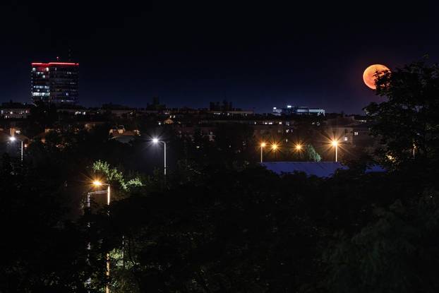 Cvjetni pun Mjesec iznad Zagreba