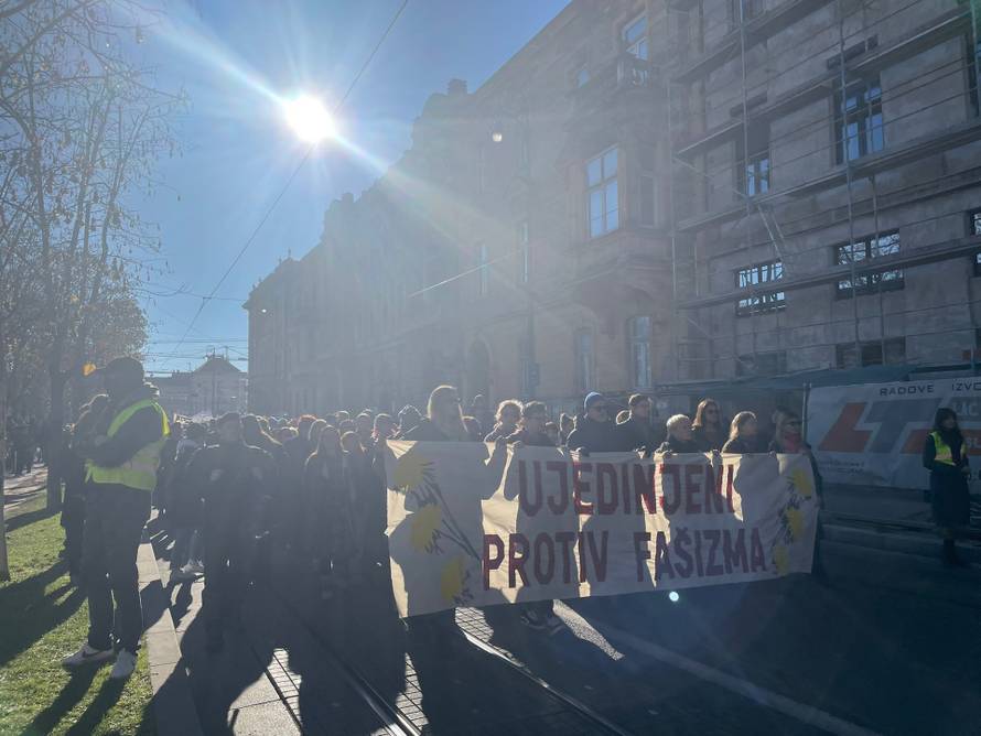 FOTO Marš protiv fašizma: U Rijeci policija spriječila sukob, u Zadru povorku napali bojom