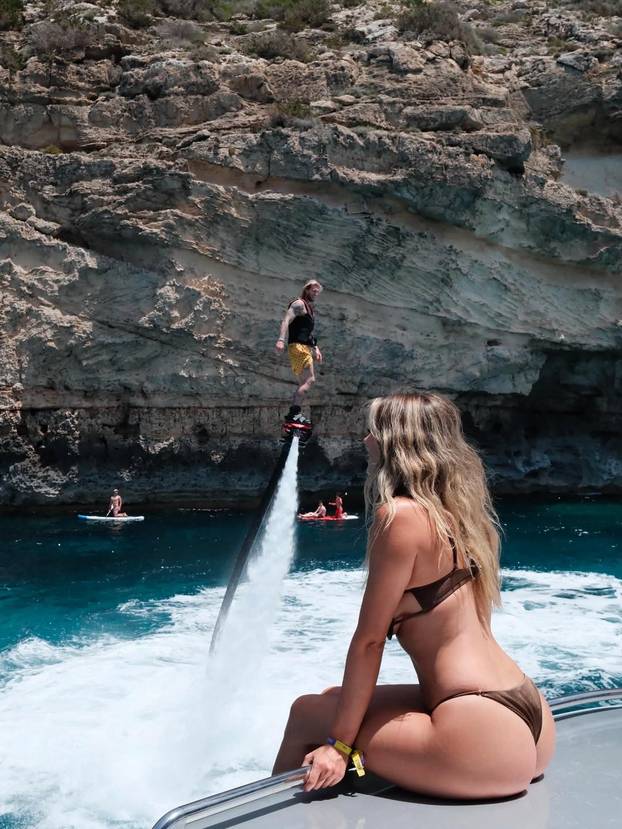 FOTO Nove vrele fotke bujne Dilette nisu za one slabog srca: Pozira i uživa u mini bikiniju
