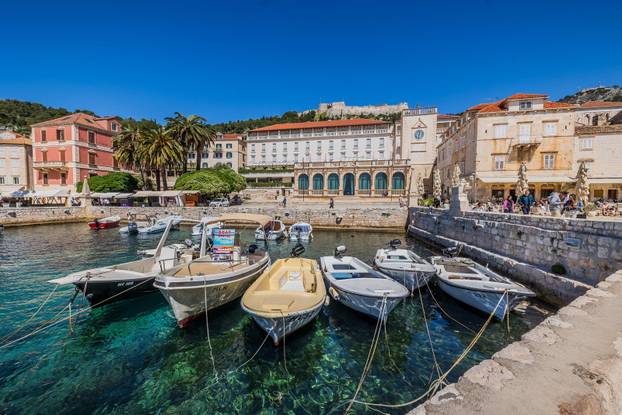 Sunčan dan na Hvaru 