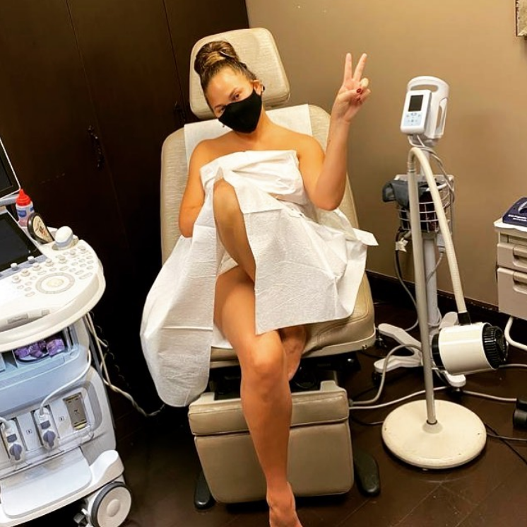 Chrissy ni kod ginekologa ne ide bez Instagrama: 'Pipkajte grudi'