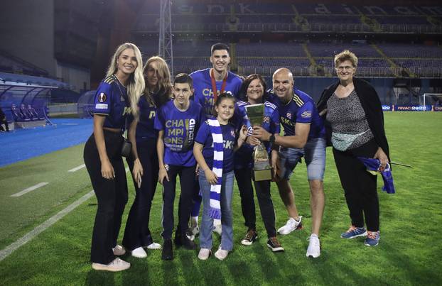 Nogometaši Dinama ponosno pozirali sa svojim obiteljima 