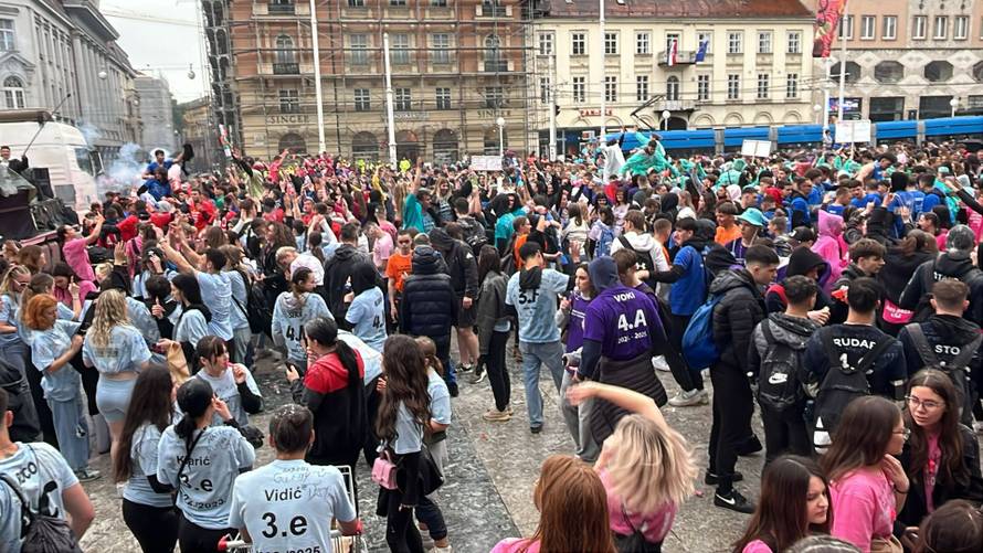 VIDEO Maturanti stigli na Trg bana Jelačića: Leti brašno, ore se pjesme, a ne smeta niti kiša