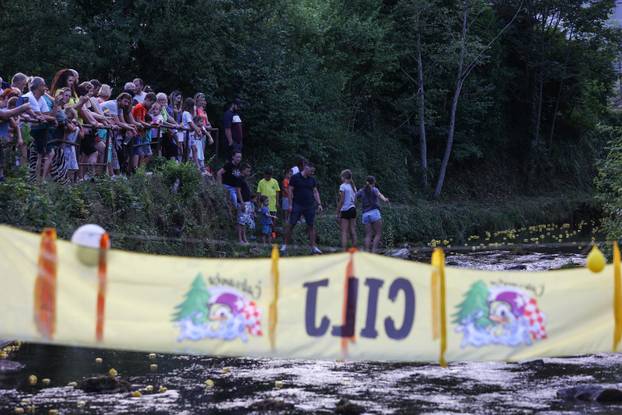 Čabar: Utrka 1600 gumenih patkica