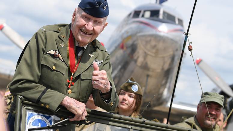 Američki pilot (100), poznat krajem 40-ih kao Bombarder slatkišima, pobijedio je koronu
