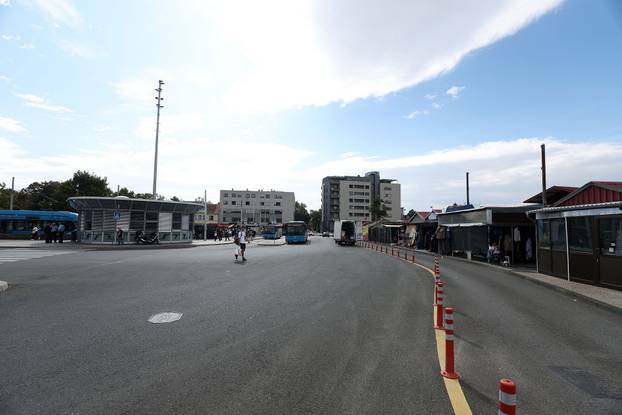 Zagreb: ZET-ov autobus bez vozača zabio se u štand na tržnici Črnomerec