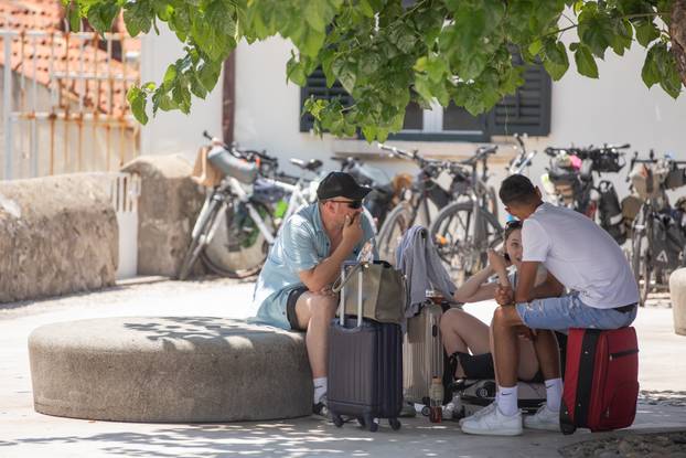 Dubrovnik: Građani i turisti pokušavaju se rashladiti usred velikih vrućina