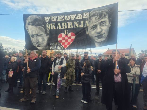 FOTO Komemorativni program u Škabrnji: Stigle su stotine ljudi, državni poslanici, HOS-ovci...