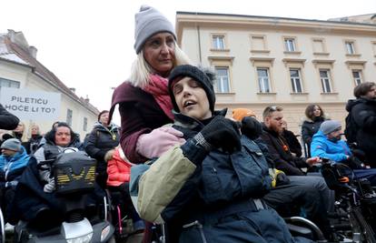 Laura je slijepa i ima cerebralnu paralizu, završila je fakultet: 'Moj tata je sa mnom učio'