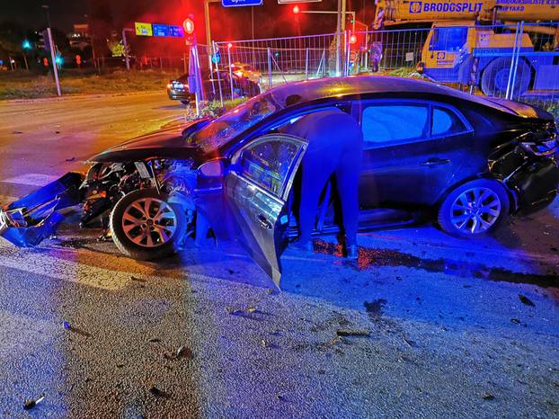 FOTO Noćni krš i lom u Solinu: Dva auta potpuno razbijena!