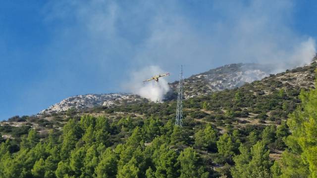 VIDEO Gori na Hvaru: Požar uz vatrogasce gasio i kanader