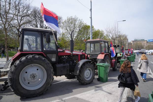 Beograd: Pripreme za trodnevni skup Pokreta za narod i drzavu ispred Narodne skupštine 