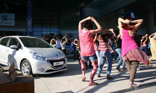 Flash mob u MSU za novi hit model Peugeota 208-ice