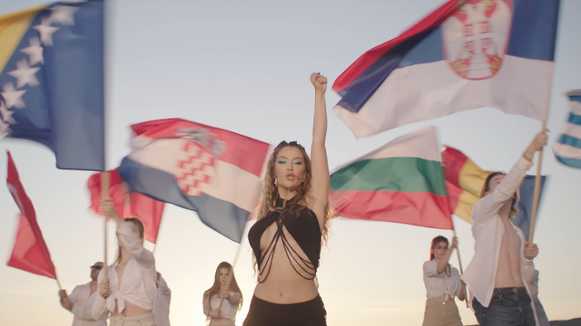 VIDEO Tea Tairović mrda guzom pred zastavama Balkana: 'Srce kao jedno kuca, familija smo'