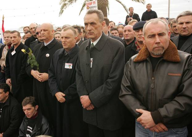 ARHIVA - Prepuna splitska riva tijekom skupa podrške uhićenom generalu  