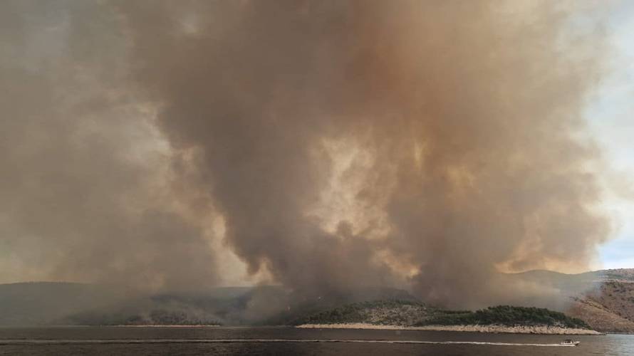 FOTO Dramatični prizori s Brača, ovako požar izgleda s mora, buktinja zahvatila 1500 hektara