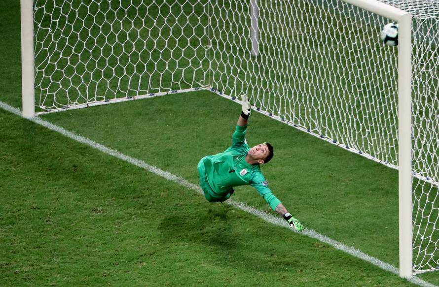 Suárez tragičar Urugvaja: Peru senzacionalni polufinalist Cope