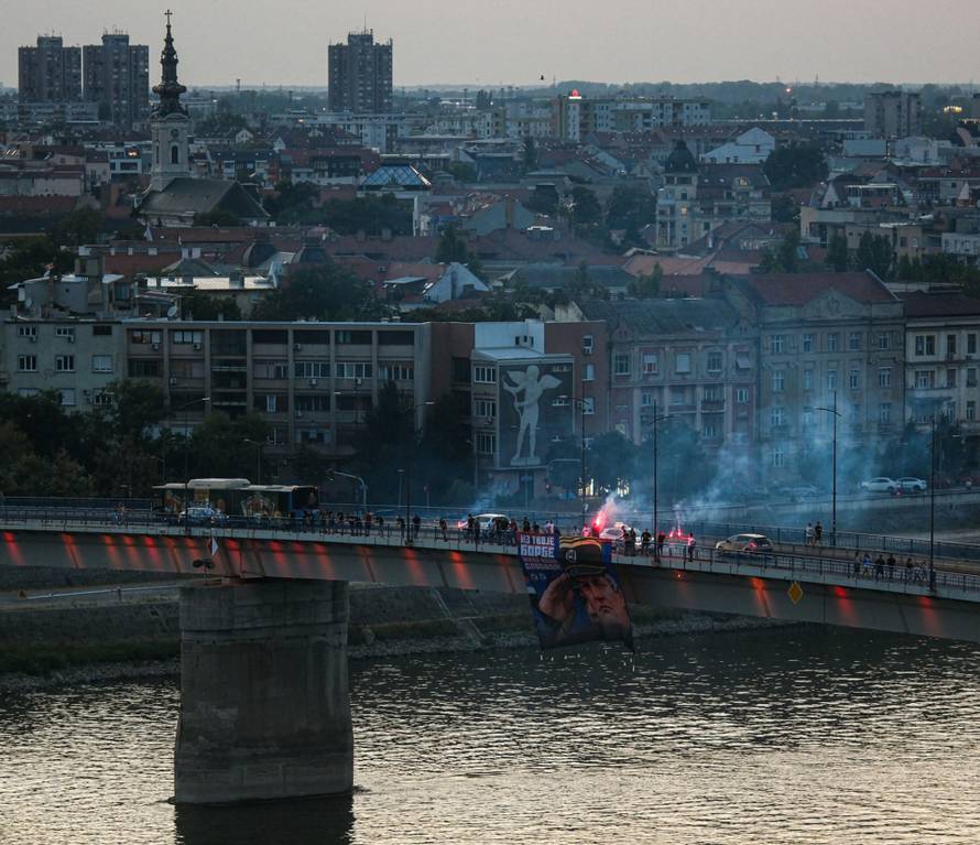 Novi Sad: Grupa građana okupila se na Varadinskom mostu kako bi odala počast  ratnom zločincu  Ratku Mladiću